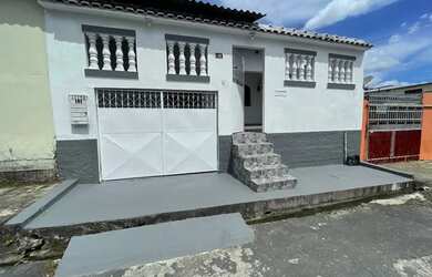 Imagem: A casa possui 3 Dormitórios, 1 Banheiro, 1 Vaga na garagem