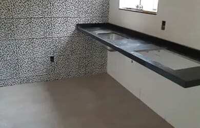 Imagem: A casa possui 4 Dormitórios, 2 Banheiros, 2 Vagas na garagem