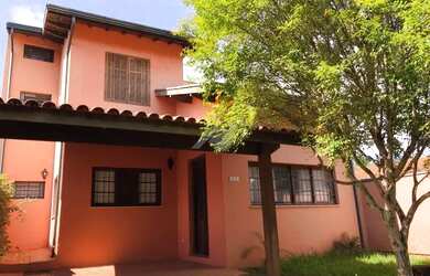 Imagem: A casa em condomínio possui 3 Dormitórios, 3 Banheiros, 2