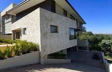 Imagem: A casa em condomínio possui 5 Dormitórios, 5 Banheiros, 5