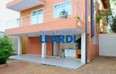 Imagem: A casa possui 4 Dormitórios, 5 Banheiros, 3 Vagas na garagem