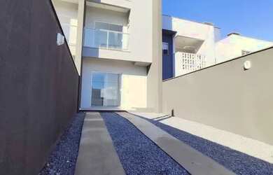 Imagem: A casa possui 2 Dormitórios, 1 Banheiro, 2 Vagas na garagem