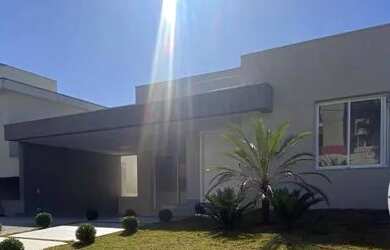 Imagem: A casa possui 4 Dormitórios, 5 Banheiros, 4 Vagas na garagem