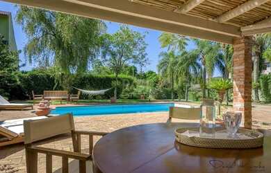 Imagem: A casa possui 5 Dormitórios, 5 Banheiros, 5 Vagas na garagem