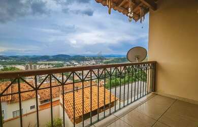 Imagem: A casa possui 3 Dormitórios, 2 Banheiros, 3 Vagas na garagem