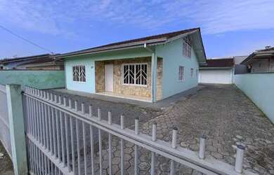 Imagem: Casa com 01 suíte 02, área de festas com churrasqueira para