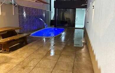 Imagem: A casa possui 2 Dormitórios, 3 Banheiros, 1 Vaga na garagem