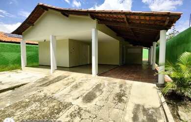 Imagem: A casa possui 3 Dormitórios, 2 Banheiros, 2 Vagas na garagem