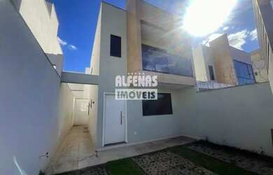 Imagem: A casa possui 3 Dormitórios, 3 Banheiros, 2 Vagas na garagem