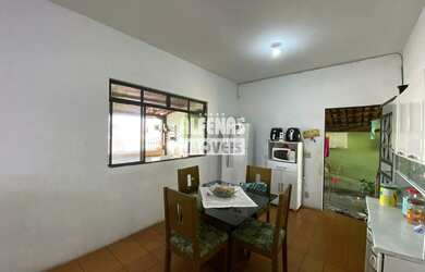 Imagem: A casa possui 3 Dormitórios, 2 Banheiros, 2 Vagas na garagem