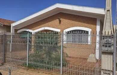 Imagem: A casa possui 3 Dormitórios, 3 Banheiros, 4 Vagas na garagem