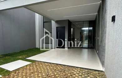 Imagem: A casa possui 3 Dormitórios, 2 Banheiros, 2 Vagas na garagem