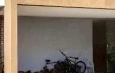 Imagem: A casa em condomínio possui 3 Dormitórios, 1 Banheiro, 2 Vagas