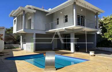 Imagem: A casa possui 4 Dormitórios, 5 Banheiros, 2 Vagas na garagem