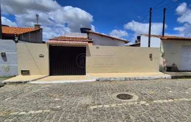 Imagem: A casa possui 3 Dormitórios, 2 Banheiros, 1 Vaga na garagem