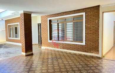 Imagem: A casa possui 3 Dormitórios, 2 Banheiros, 2 Vagas na garagem