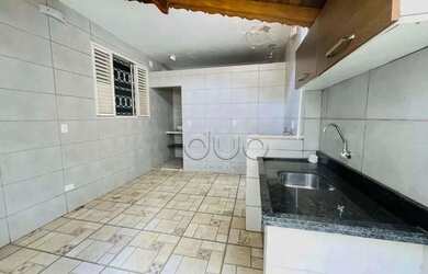 Imagem: A casa possui 2 Dormitórios, 1 Banheiro, 1 Vaga na garagem