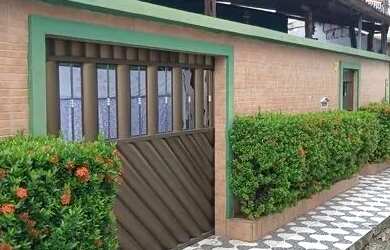 Imagem: A casa possui 3 Dormitórios, 2 Banheiros, 2 Vagas na garagem