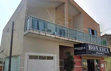 Imagem: A casa possui 3 Dormitórios, 3 Banheiros, 4 Vagas na garagem