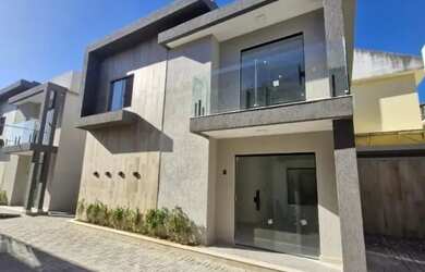 Imagem: A casa possui 4 Dormitórios, 3 Banheiros, 1 Vaga na garagem