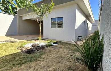 Imagem: A casa possui 3 Dormitórios, 3 Banheiros, 2 Vagas na garagem