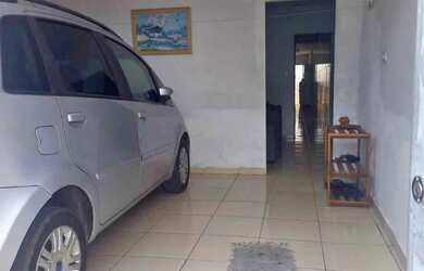 Imagem: A casa possui 2 Dormitórios, 1 Banheiro, 1 Vaga na garagem