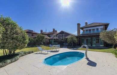 Imagem: A casa em condomínio possui 3 Dormitórios, 4 Banheiros, 4