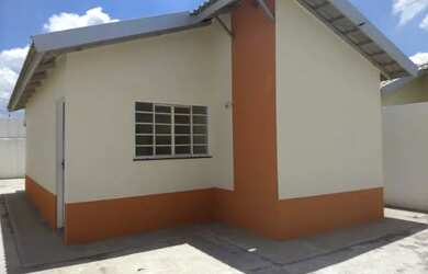 Imagem: A casa possui 2 Dormitórios, 1 Banheiro, 2 Vagas na garagem