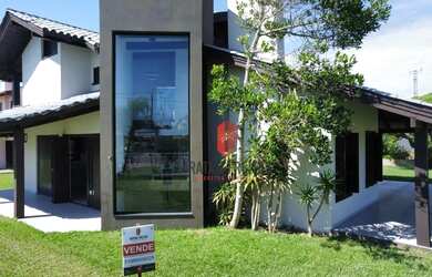 Imagem: A casa possui 4 Dormitórios, 4 Banheiros, 2 Vagas na garagem