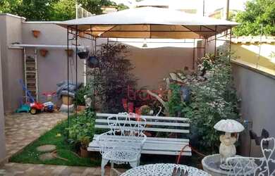 Imagem: A casa possui 3 Dormitórios, 4 Banheiros, 4 Vagas na garagem