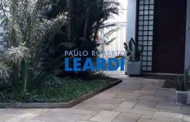 Imagem: A casa possui 5 Dormitórios, 1 Banheiro, 5 Vagas na garagem