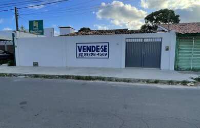 Imagem: A casa possui 3 Dormitórios, 1 Banheiro, 2 Vagas na garagem