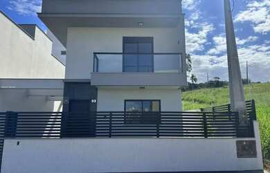 Imagem: A casa possui 3 Dormitórios, 2 Banheiros, 3 Vagas na garagem