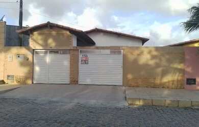 Imagem: A casa possui 2 Dormitórios, 2 Banheiros, 2 Vagas na garagem