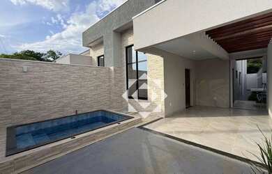 Imagem: A casa possui 3 Dormitórios, 2 Banheiros, 2 Vagas na garagem