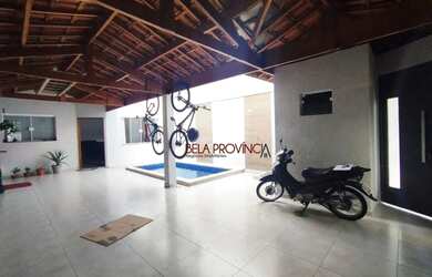 Imagem: A casa possui 3 Dormitórios, 2 Banheiros, 2 Vagas na garagem