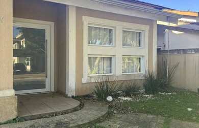 Imagem: A casa possui 4 Dormitórios, 2 Banheiros, 400m² de Área e