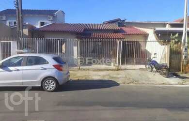 Imagem: A casa possui 4 Dormitórios, 1 Banheiro, 2 Vagas na garagem