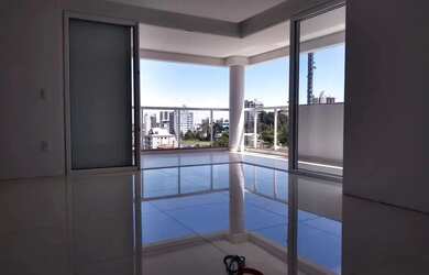 Imagem: O apartamento possui 3 Dormitórios, 1 Banheiro, 3 Vagas na