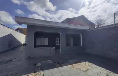 Imagem: A casa possui 3 Dormitórios, 2 Banheiros, 5 Vagas na garagem