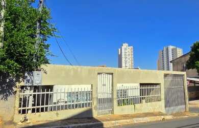 Imagem: A casa possui 3 Dormitórios, 1 Banheiro, 2 Vagas na garagem