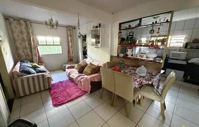 Imagem: A casa possui 2 Dormitórios, 2 Banheiros, 2 Vagas na garagem