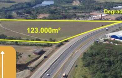 Imagem: O terreno possui 123.000m² de Área e está localizado em