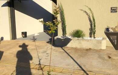 Imagem: A casa possui 3 Dormitórios, 2 Banheiros, 2 Vagas na garagem