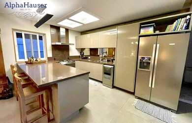 Imagem: A casa possui 3 Dormitórios, 5 Banheiros, 4 Vagas na garagem