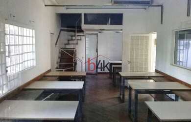 Imagem: O depósito possui 5 Vagas na garagem e 230m² de Área e está