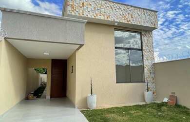 Imagem: A casa possui 3 Dormitórios, 2 Banheiros, 2 Vagas na garagem