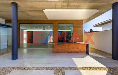 Imagem: A casa possui 3 Dormitórios, 5 Banheiros, 4 Vagas na garagem