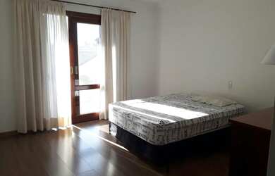 Imagem: A casa possui 4 Dormitórios, 3 Banheiros, 5 Vagas na garagem