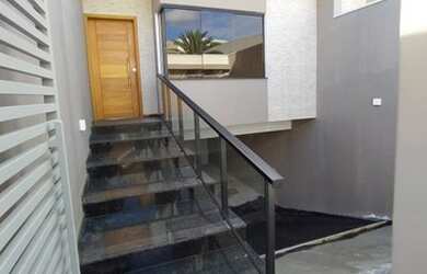 Imagem: A casa possui 3 Dormitórios, 3 Banheiros, 180m² de Área e